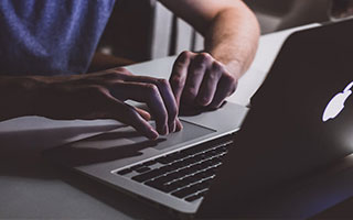 爱游戏电脑版官网-_美网：突如其来的暴雨打断比赛，运动员表现坚韧不拔_，美网比赛视频